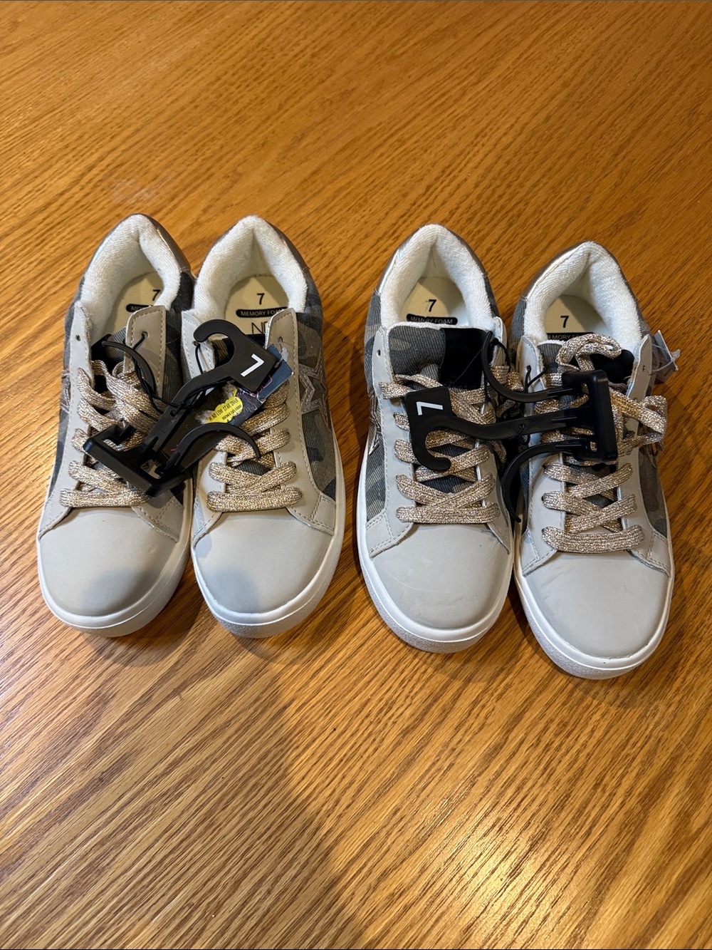 No Boundaries Girls Light Gray Sneakers with Glitter Laces